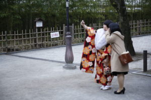 成人式の振袖写真撮影、友達とツーショット