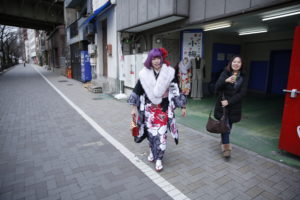 娘の成人式に喜ぶ母親