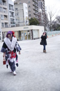 成人式の娘の写真を撮影する母親