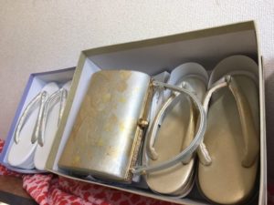 访问着搭配的鞋子和