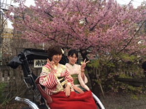 浅草レンタル着物人力車で楽しむ