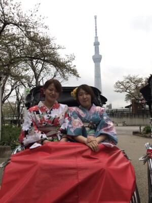 浅草レンタル着物スカイツリー背景で人力車